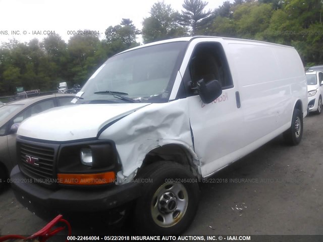 1GTZ7UCG4B1126703 - 2011 GMC SAVANA G3500 WHITE photo 2