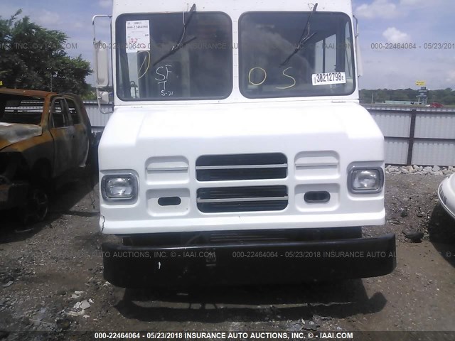 4UZAANCP46CX19732 - 2006 FREIGHTLINER CHASSIS WHITE photo 9