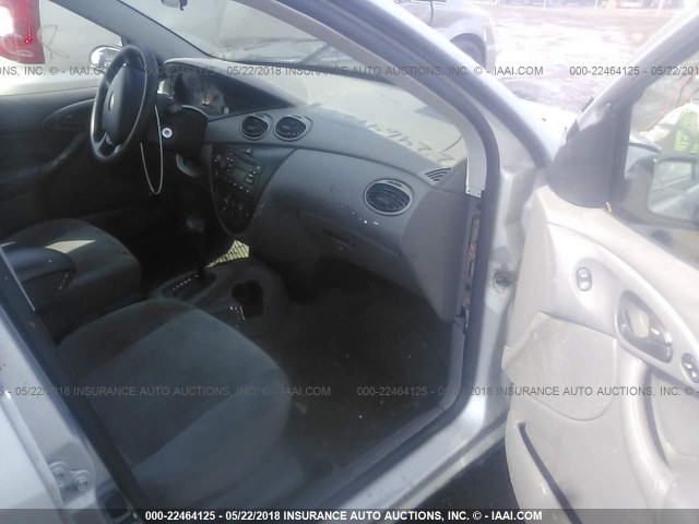 1FAFP36332W313123 - 2002 FORD FOCUS SE/SE COMFORT/ZTW/SE SPRT SILVER photo 5