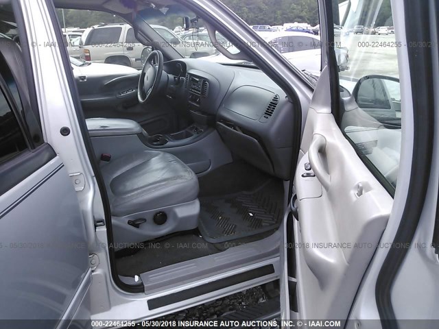 1FMRU1568YLC37694 - 2000 FORD EXPEDITION XLT ვერცხლისფერი ფოტო 5