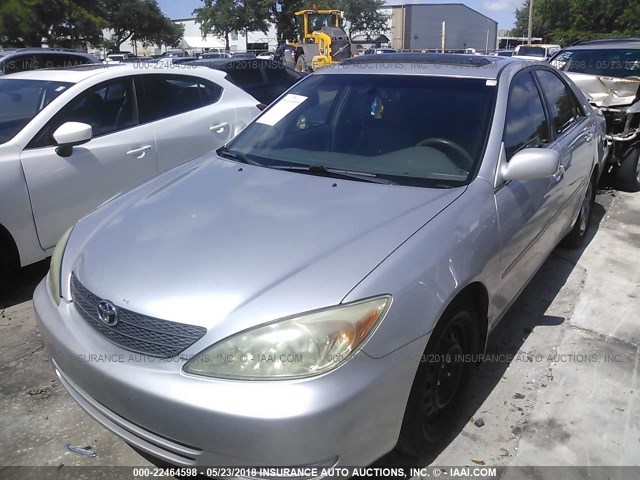 4T1BE30K62U587101 - 2002 TOYOTA CAMRY LE/XLE/SE ვერცხლისფერი ფოტო 2