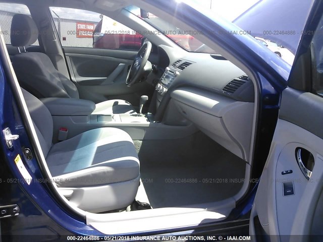 4T1BF3EK5BU747250 - 2011 TOYOTA CAMRY SE/LE/XLE BLUE photo 5