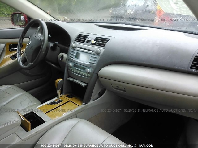 4T1BK46K57U007382 - 2007 TOYOTA CAMRY NEW GENERAT LE/XLE/SE RED photo 5