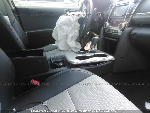 4T1BF1FK3CU600526 - 2012 TOYOTA CAMRY SE/LE/XLE 银色 照片 5