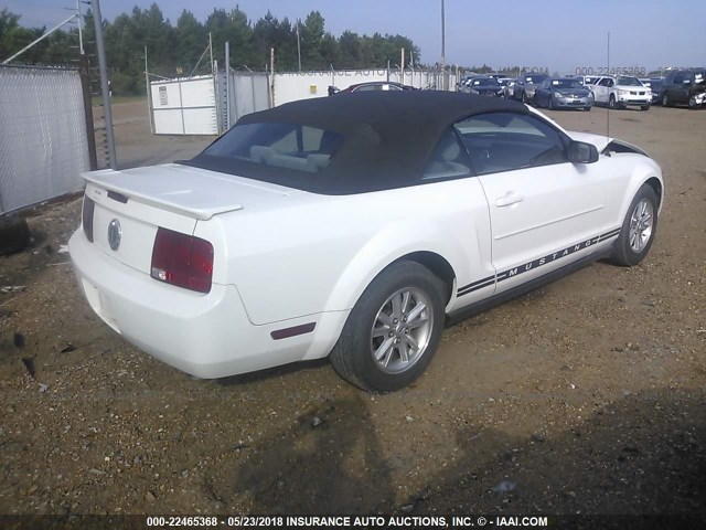 1ZVHT84N185134767 - 2008 FORD MUSTANG WHITE photo 4