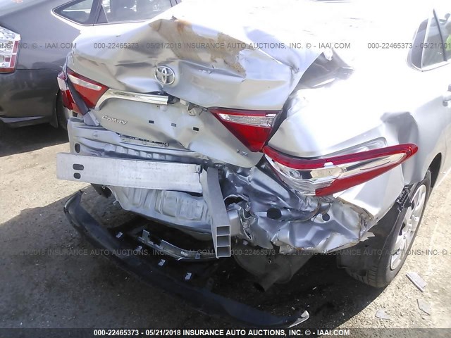 4T1BF1FK1GU232546 - 2016 TOYOTA CAMRY LE/XLE/SE/XSE ვერცხლისფერი ფოტო 6