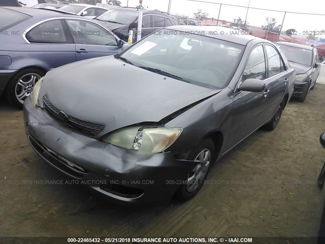 JTDBE32K120116532 - 2002 TOYOTA CAMRY LE/XLE/SE ნაცრისფერი ფოტო 2