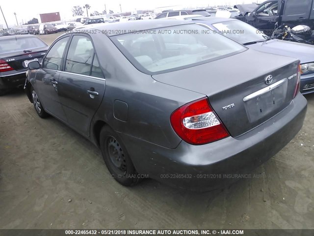 JTDBE32K120116532 - 2002 TOYOTA CAMRY LE/XLE/SE ნაცრისფერი ფოტო 3