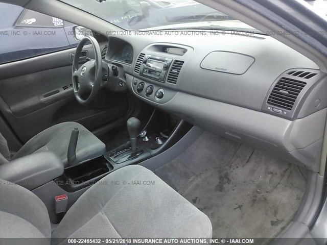 JTDBE32K120116532 - 2002 TOYOTA CAMRY LE/XLE/SE ნაცრისფერი ფოტო 5