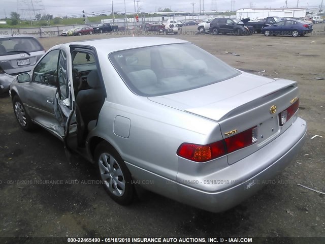 4T1BG22KXYU690838 - 2000 TOYOTA CAMRY CE/LE/XLE SILVER photo 3