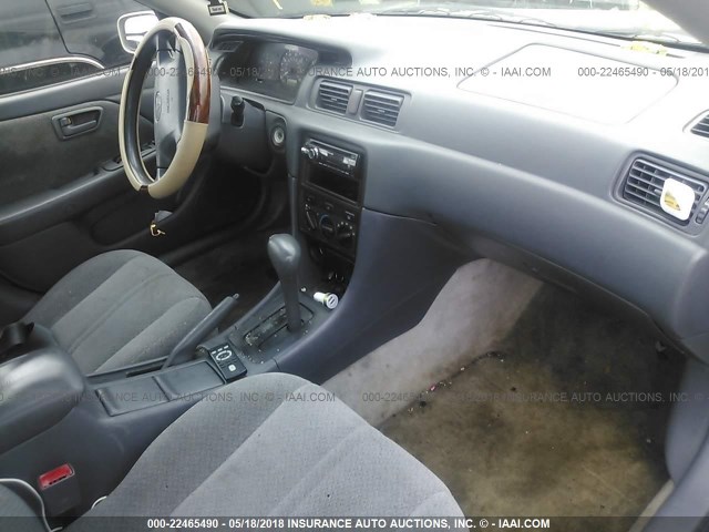 4T1BG22KXYU690838 - 2000 TOYOTA CAMRY CE/LE/XLE SILVER photo 5