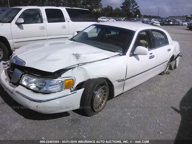 1LNHM81W81Y703028 - 2001 LINCOLN TOWN CAR EXECUTIVE Белый фото 2