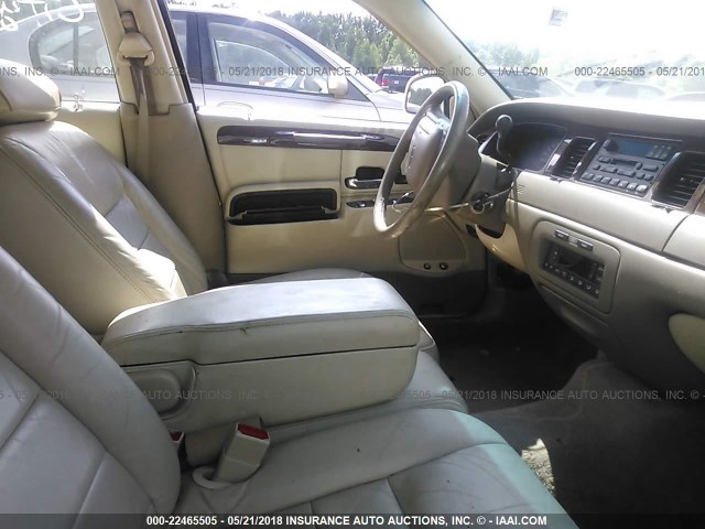 1LNHM81W81Y703028 - 2001 LINCOLN TOWN CAR EXECUTIVE Белый фото 5