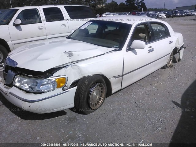 1LNHM81W81Y703028 - 2001 LINCOLN TOWN CAR EXECUTIVE WHITE photo 6