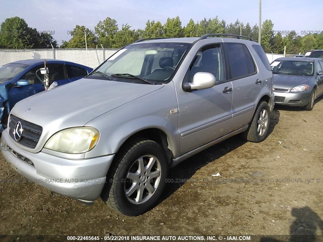 4JGAB72E0YA153592 - 2000 MERCEDES-BENZ ML 430 SILVER photo 2