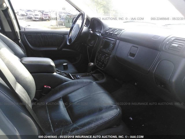 4JGAB72E0YA153592 - 2000 MERCEDES-BENZ ML 430 银色 照片 5