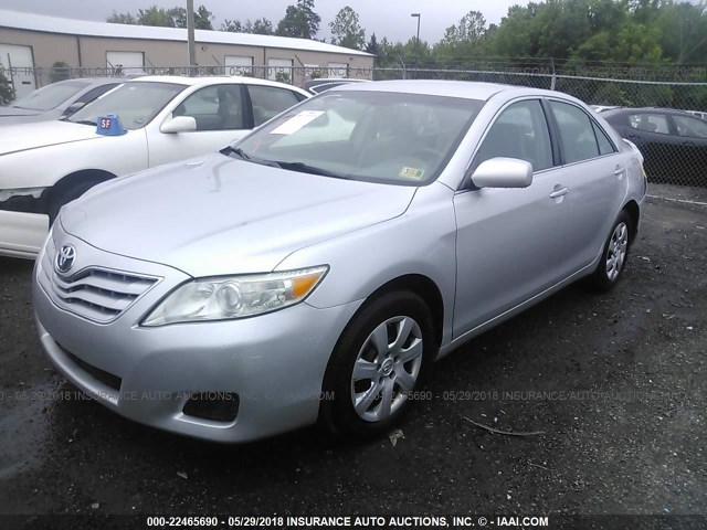 4T1BF3EK1BU611018 - 2011 TOYOTA CAMRY SE/LE/XLE ვერცხლისფერი ფოტო 2