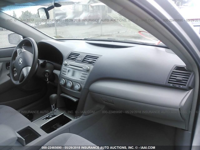 4T1BF3EK1BU611018 - 2011 TOYOTA CAMRY SE/LE/XLE ვერცხლისფერი ფოტო 5