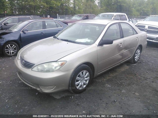 4T1BE32K35U946843 - 2005 TOYOTA CAMRY LE/XLE/SE თაფლისფერი ფოტო 2