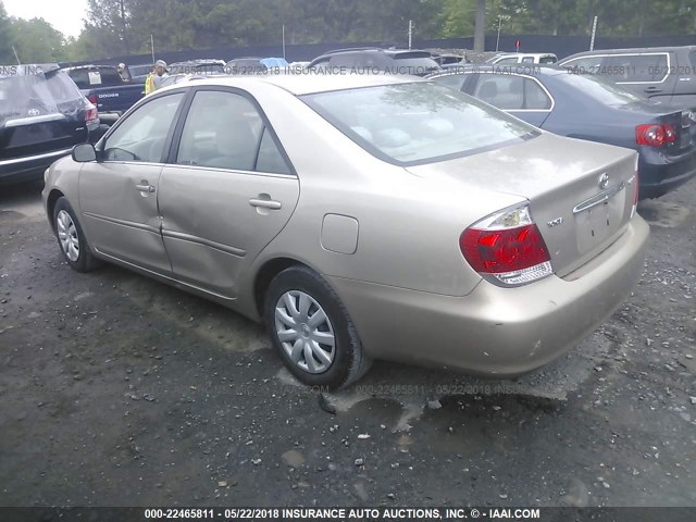 4T1BE32K35U946843 - 2005 TOYOTA CAMRY LE/XLE/SE თაფლისფერი ფოტო 3