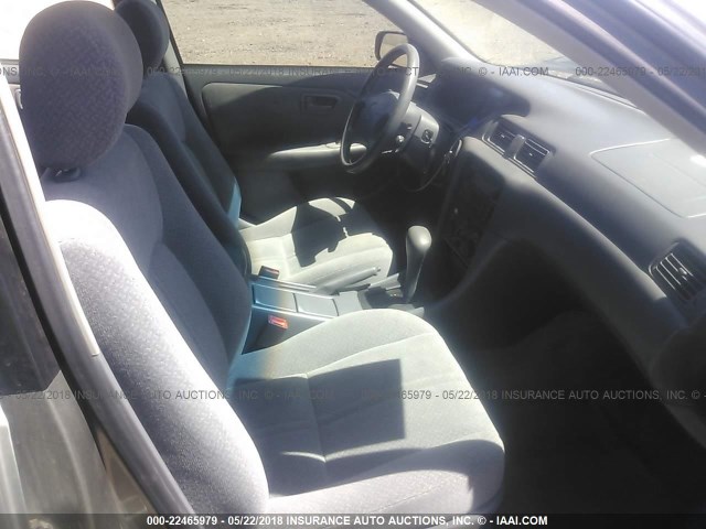 JT2BG22K7Y0444673 - 2000 TOYOTA CAMRY CE/LE/XLE GRAY photo 5