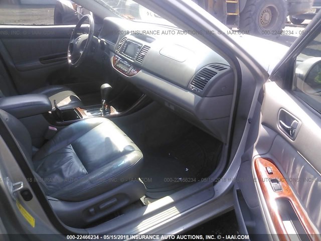 4T1BF30K02U003613 - 2002 TOYOTA CAMRY LE/XLE/SE ბეჟი ფოტო 5