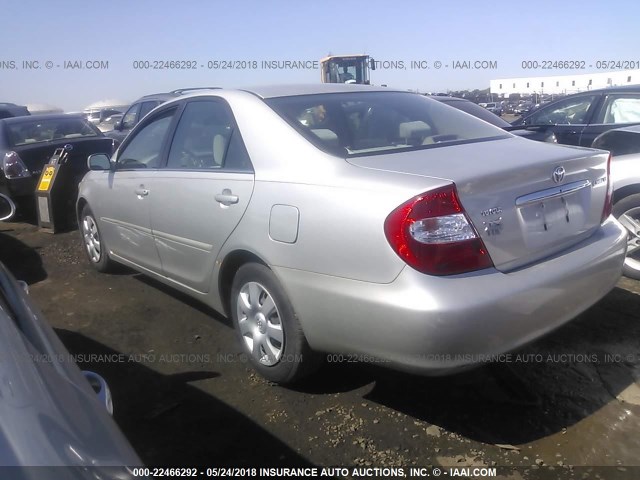 4T1BE32K43U163141 - 2003 TOYOTA CAMRY LE/XLE/SE ვერცხლისფერი ფოტო 3