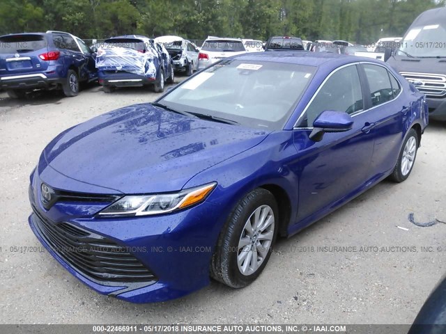 4T1B11HK9JU590478 - 2018 TOYOTA CAMRY L/LE/XLE/SE/XSE BLUE photo 2