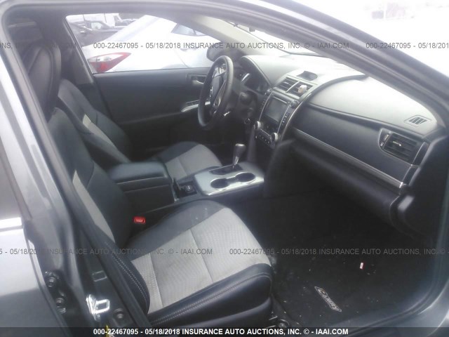 4T1BF1FK2CU611680 - 2012 TOYOTA CAMRY SE/LE/XLE 灰色 照片 5