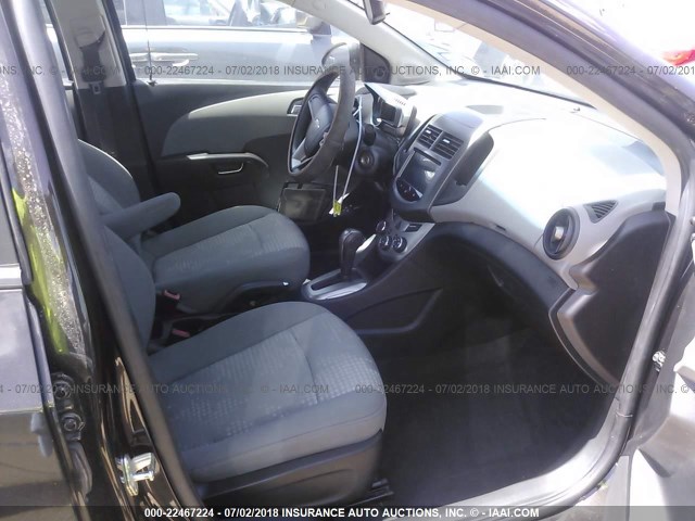 1G1JA5SH6D4254143 - 2013 CHEVROLET SONIC LS 灰色 照片 5