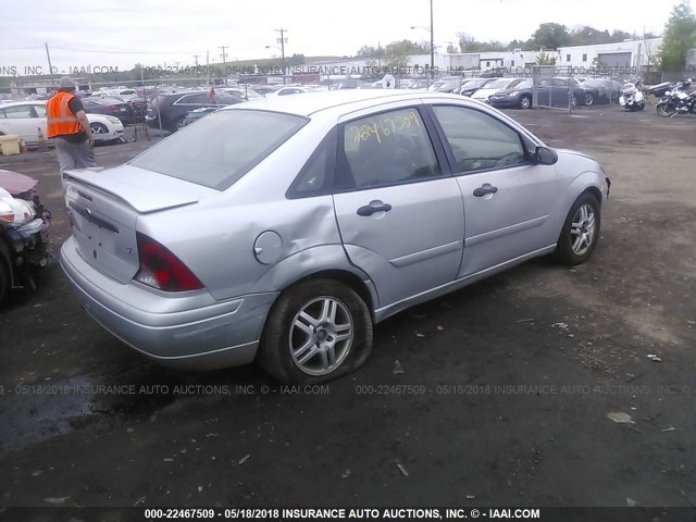 1FAFP343X1W373823 - 2001 FORD FOCUS SE/SE SPORT SILVER photo 4