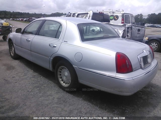 1LNFM81W0WY732036 - 1998 LINCOLN TOWN CAR EXECUTIVE Серебристый фото 3