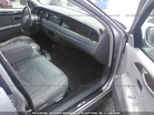 1LNFM81W0WY732036 - 1998 LINCOLN TOWN CAR EXECUTIVE Серебристый фото 5