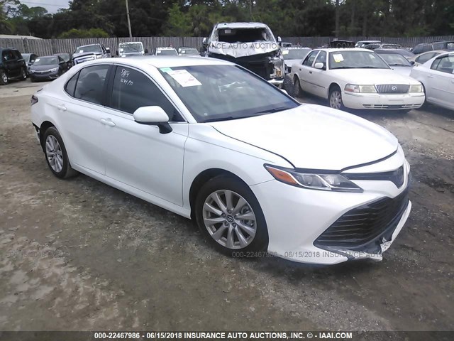 4T1B11HK6JU067841 - 2018 TOYOTA CAMRY L/LE/XLE/SE/XSE WHITE photo 1