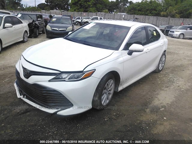 4T1B11HK6JU067841 - 2018 TOYOTA CAMRY L/LE/XLE/SE/XSE WHITE photo 2