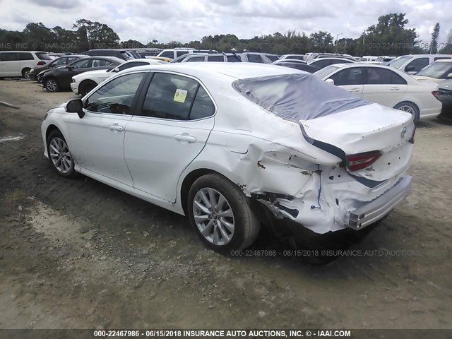 4T1B11HK6JU067841 - 2018 TOYOTA CAMRY L/LE/XLE/SE/XSE WHITE photo 3