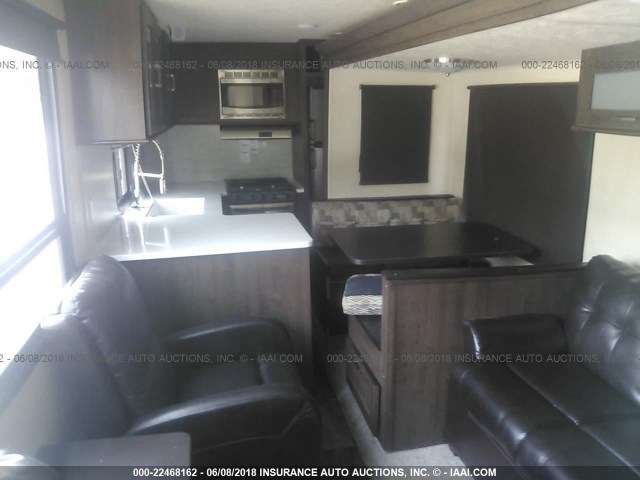 4X4TWDC24JA263811 - 2018 FOREST RIVER WILDWOOD  白色 照片 8