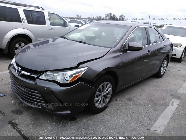 4T1BF1FK0HU379278 - 2017 TOYOTA CAMRY LE/XLE/SE/XSE GRAY photo 2