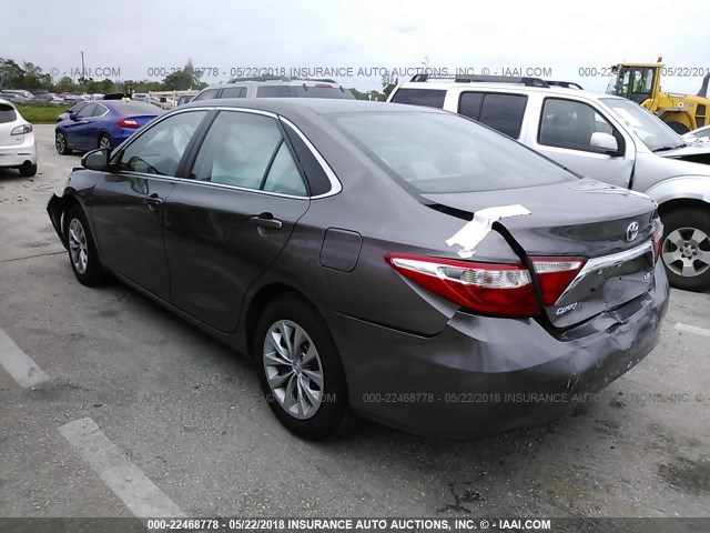 4T1BF1FK0HU379278 - 2017 TOYOTA CAMRY LE/XLE/SE/XSE GRAY photo 3