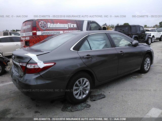 4T1BF1FK0HU379278 - 2017 TOYOTA CAMRY LE/XLE/SE/XSE GRAY photo 4