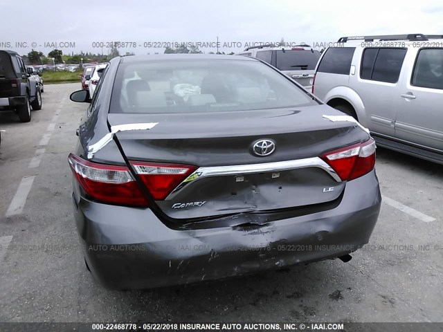 4T1BF1FK0HU379278 - 2017 TOYOTA CAMRY LE/XLE/SE/XSE GRAY photo 6