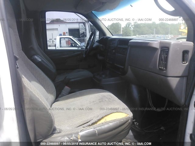 1GBJG31U551159508 - 2005 CHEVROLET EXPRESS G3500  WHITE photo 5