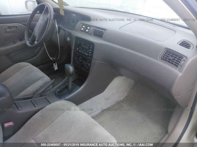 4T1BG22K4XU922509 - 1999 TOYOTA CAMRY CE/LE/XLE ოქროსფერი ფოტო 5