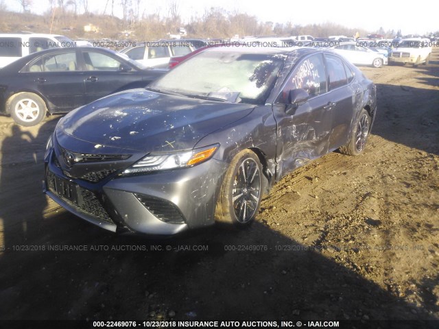 4T1B61HK5JU032614 - 2018 TOYOTA CAMRY XSE GRAY photo 2