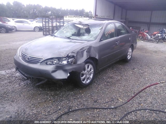 4T1BE30K35U950717 - 2005 TOYOTA CAMRY LE/XLE/SE ნაცრისფერი ფოტო 2