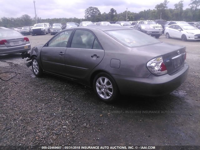 4T1BE30K35U950717 - 2005 TOYOTA CAMRY LE/XLE/SE ნაცრისფერი ფოტო 3