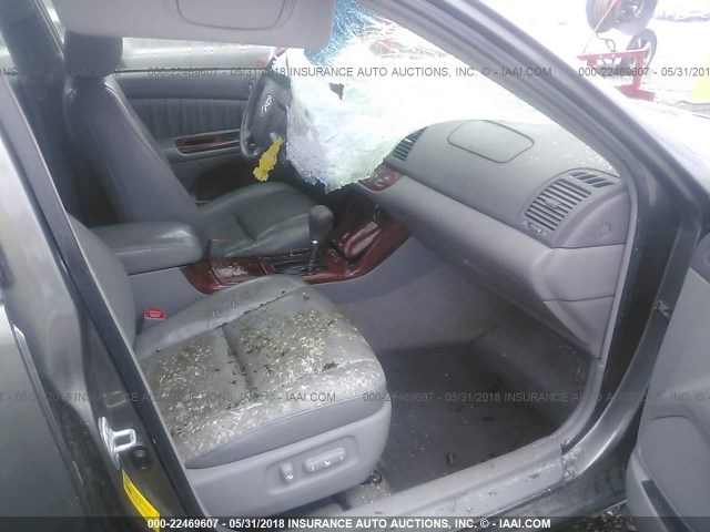 4T1BE30K35U950717 - 2005 TOYOTA CAMRY LE/XLE/SE ნაცრისფერი ფოტო 5