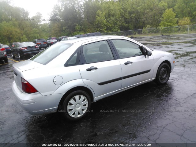 1FAFP34N57W110004 - 2007 FORD FOCUS ZX4/S/SE/SES SILVER photo 4