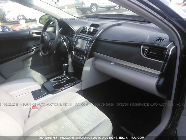 4T1BF1FK1CU186565 - 2012 TOYOTA CAMRY SE/LE/XLE BLACK photo 5