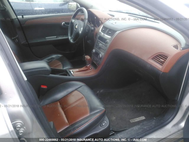 1G1ZK57758F266651 - 2008 CHEVROLET MALIBU LTZ 银色 照片 5